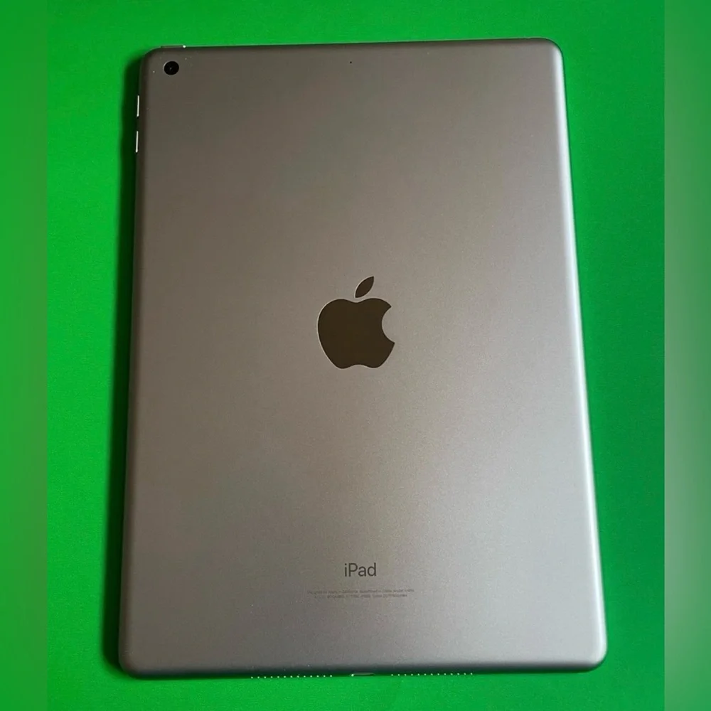 Apple iPad 6th Gen.- 128GB, Wi-Fi, 9.7” + iPad Case
